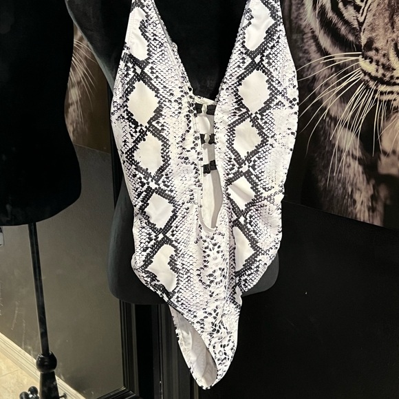 🖤🖤EUC-WHITE AND BLACK SNAKESKIN ONE PIECE BATHING SUIT SZ XL🖤🖤 - Picture 3 of 11